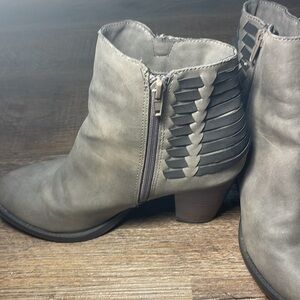 Woman’s Sugar ankle Chelsea  boots Zip up Size 8 Greyish Brown plain print